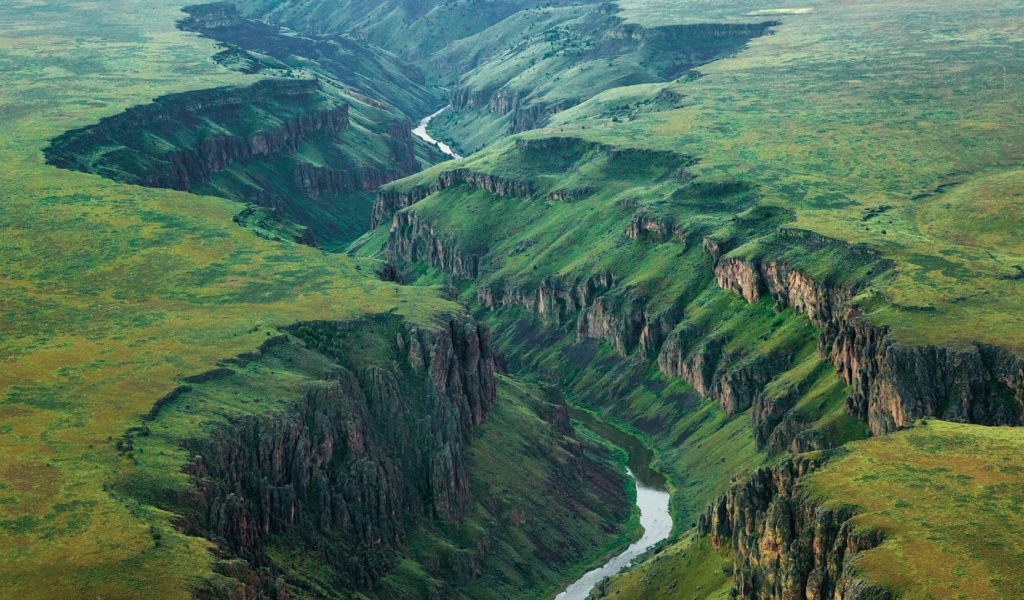 Река на дне разлома на равнине