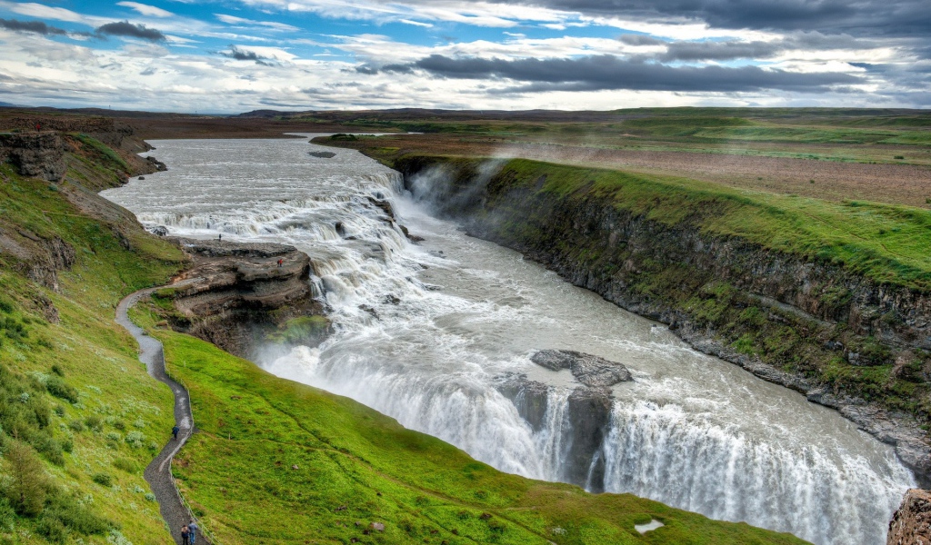 Река спускается с плоскогорья