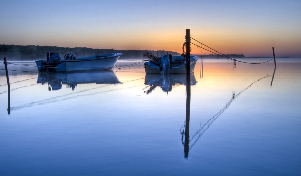 Две моторных лодки на тихой глади озера