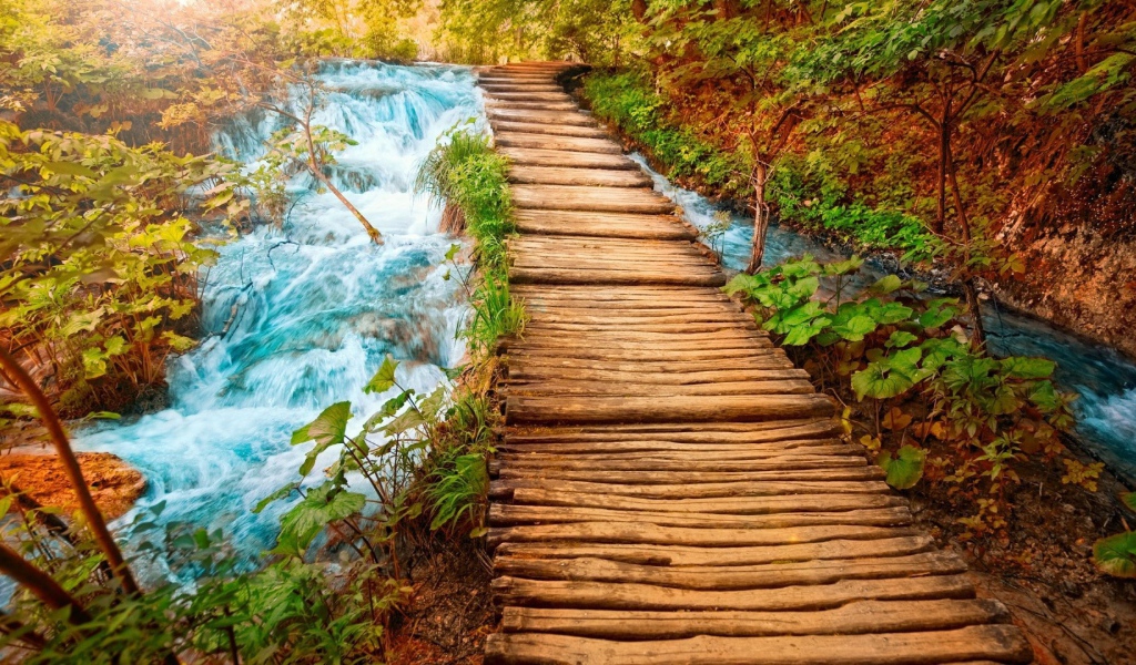 Деревянный мост через речку