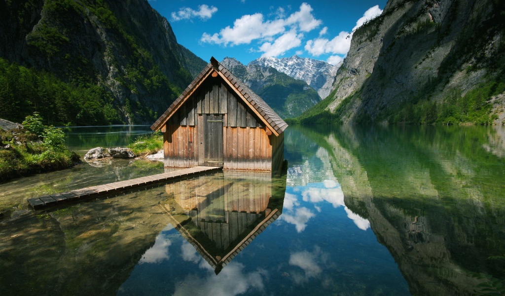 Деревянный домик посреди воды
