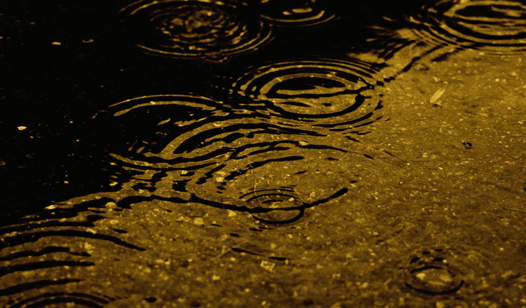 Капли дождя на воде