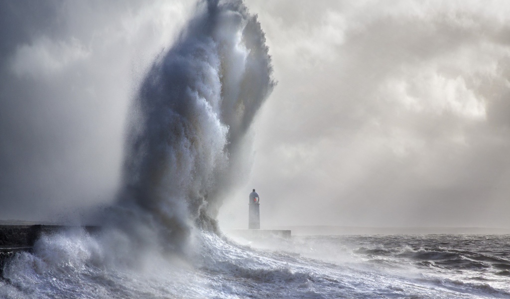 Огромная волна над маяком