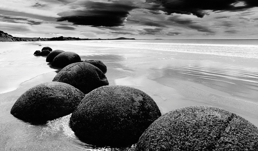 Ряд круглых камней