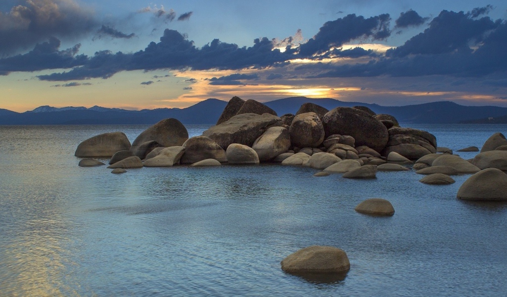 Груда больших камней у берега