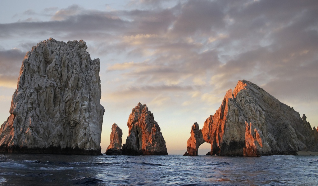 Голые скалы в море