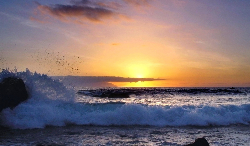 Большие волны на закате