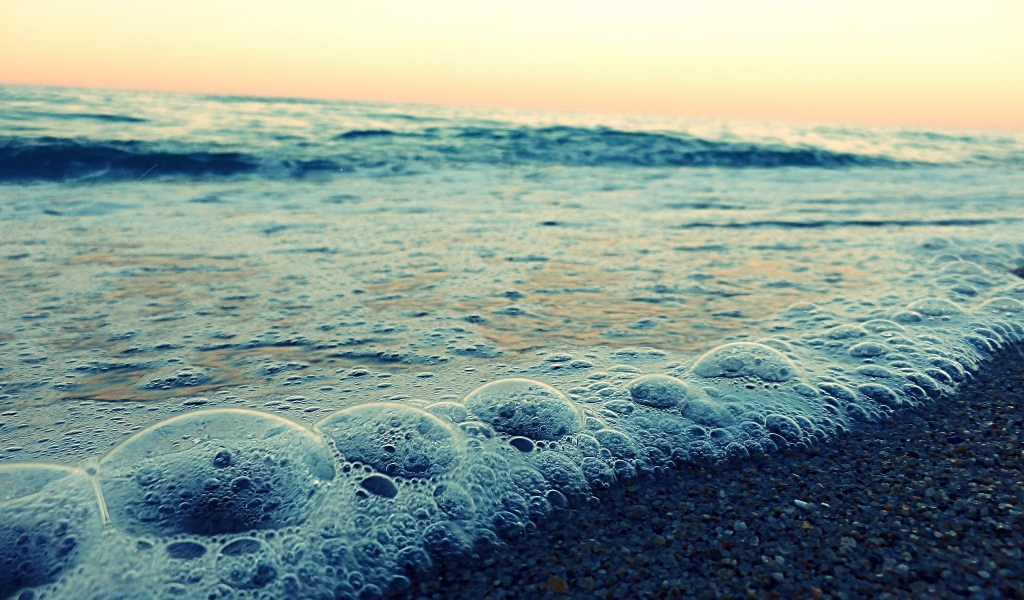 Пузыри на пене морского прибоя