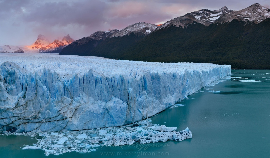 Голубой ледник переходит в море