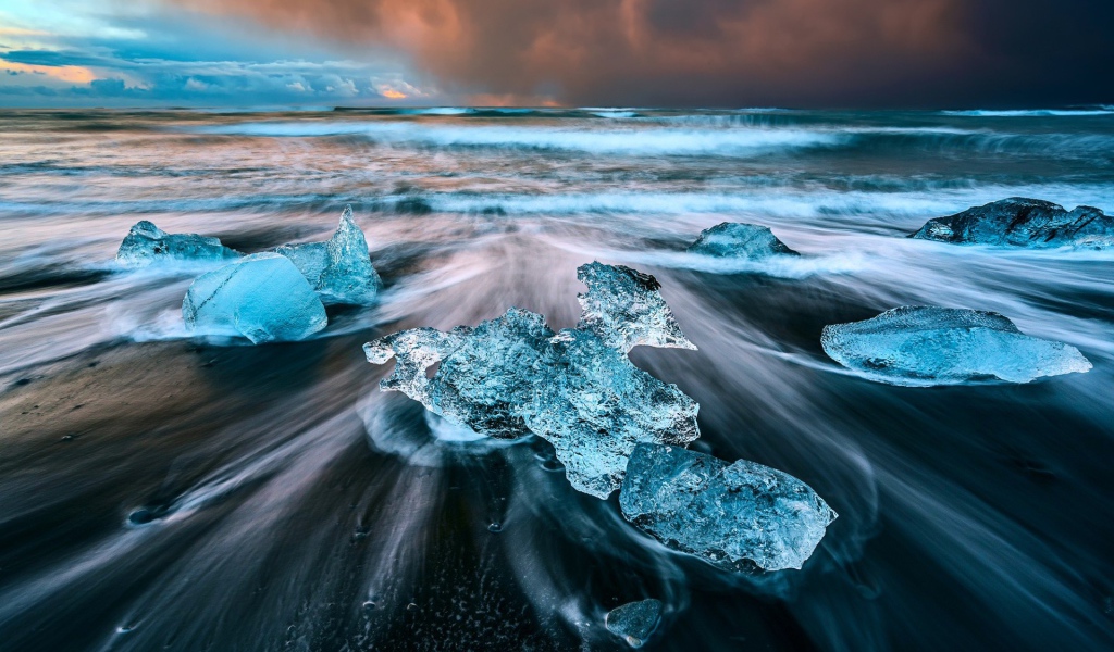 Голубой лед на берегу моря