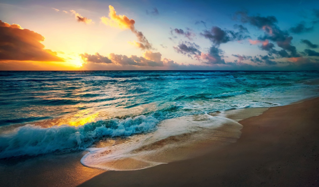 Голубая вода прибоя перед закатом