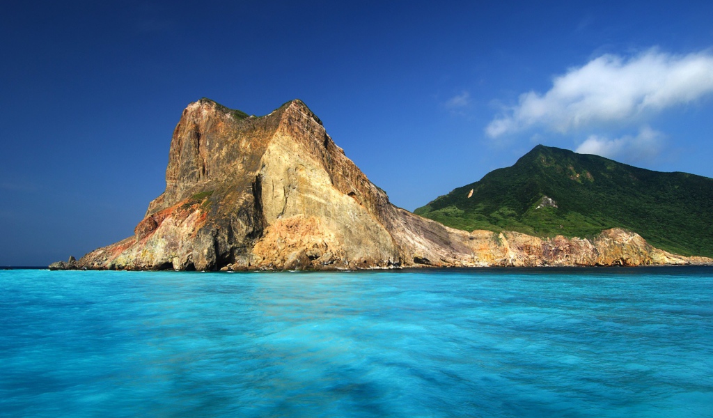 Коричневая скала без растительности у берега