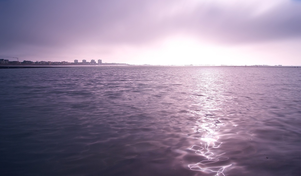 Темно сиреневая морская вода