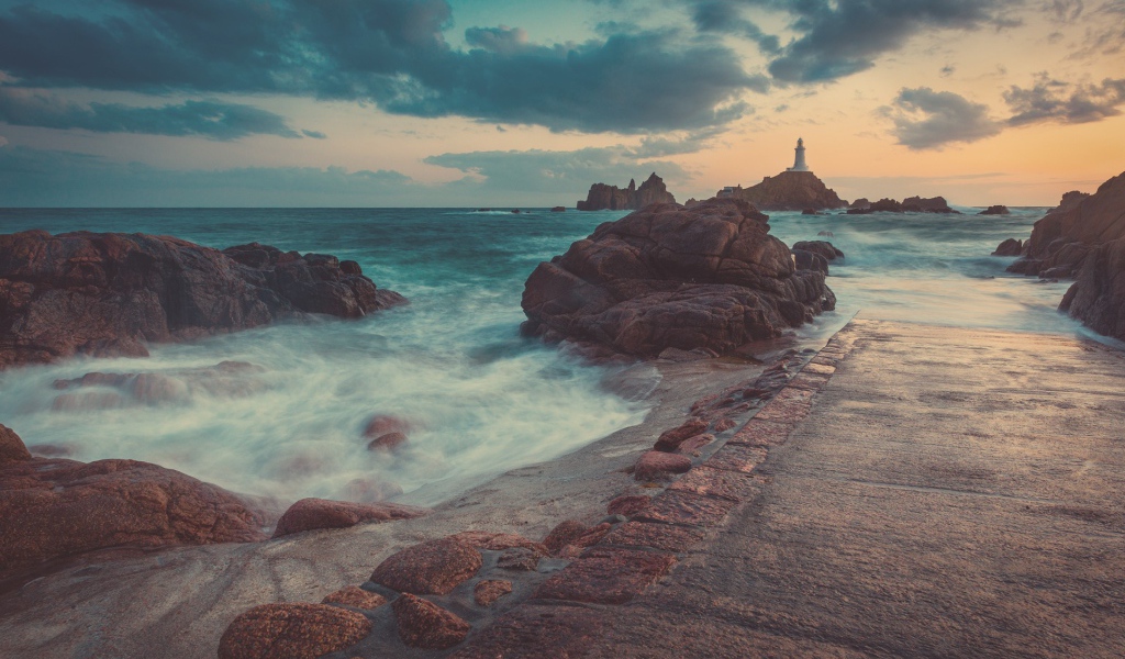 Набережня на фоне маяка на скале