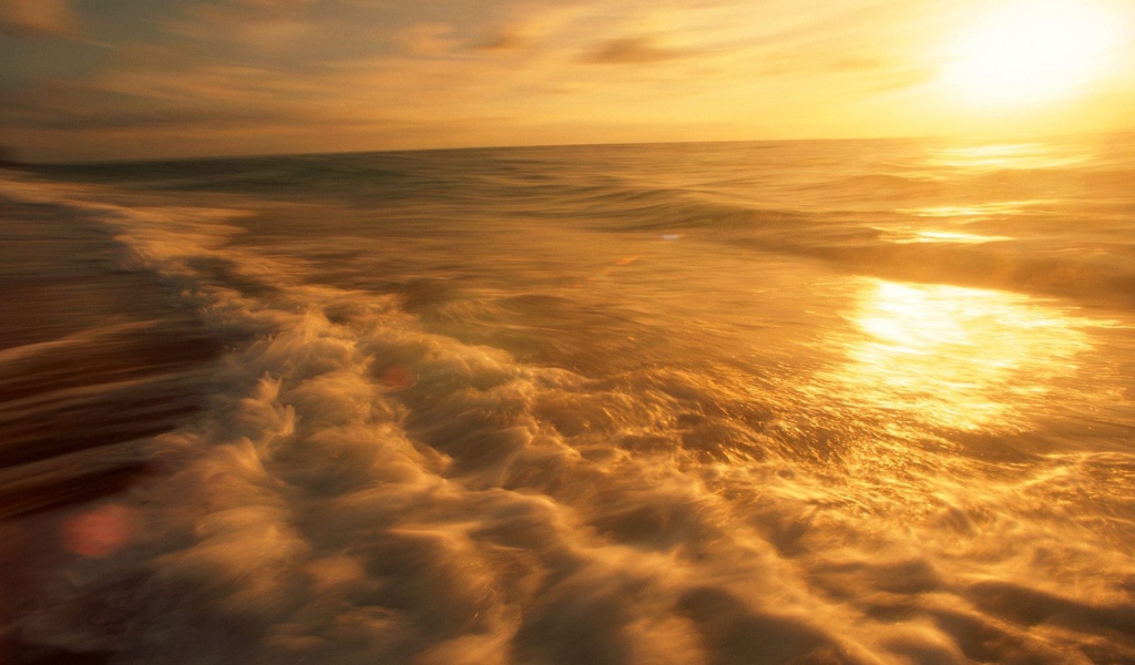 Пенистые волны прибоя