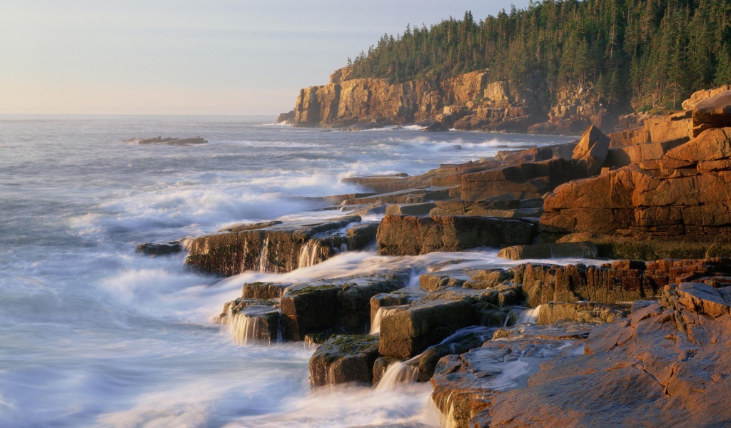 Пенистый прибой у прибрежных скал
