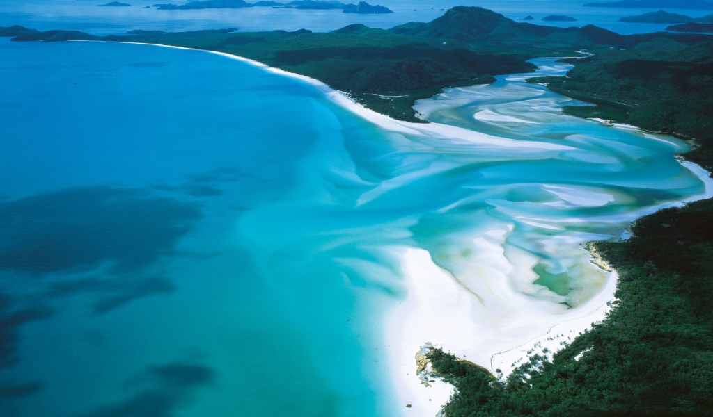 Нежно голубая вода в заливе океана