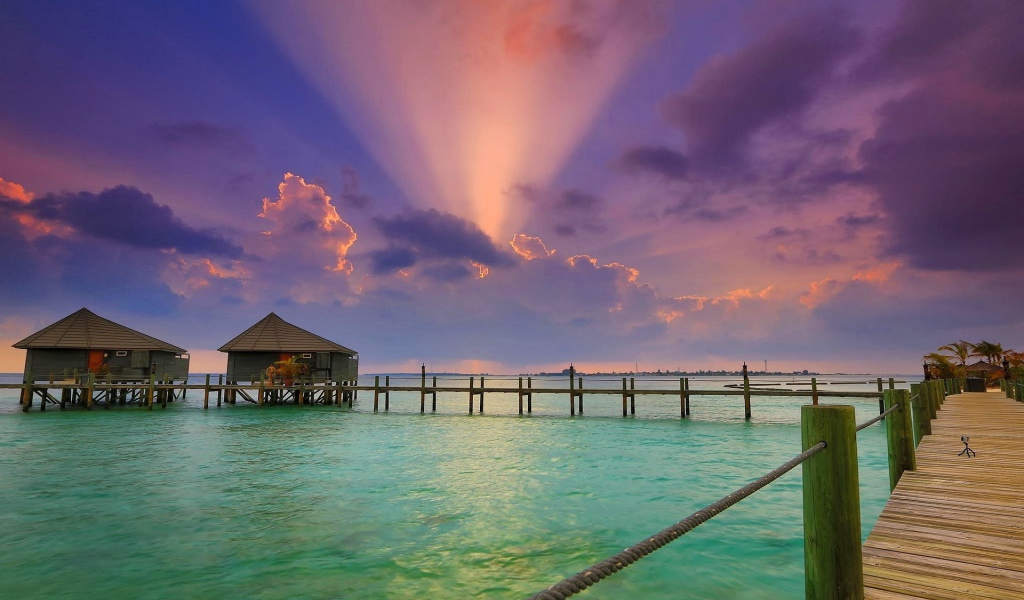 Зеленое море в тропиках на закате