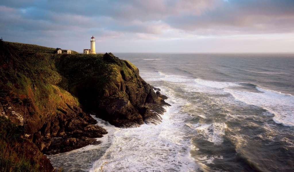Маяк над бурным морем