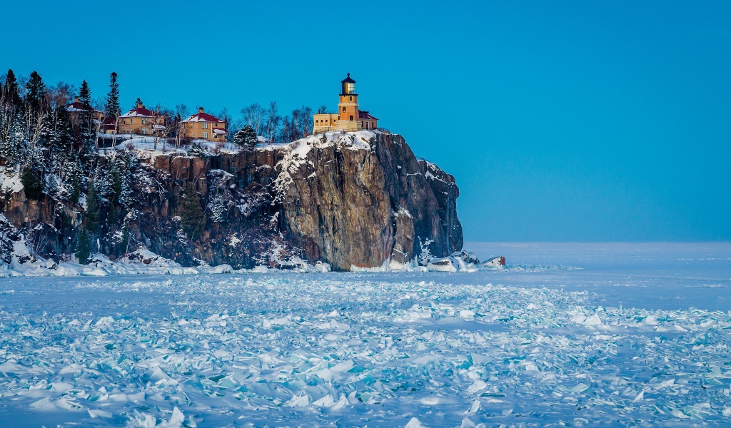Маяк над замерзшим морем