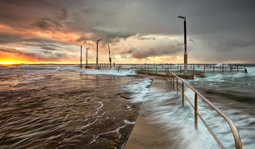 Морской причал во время шторма