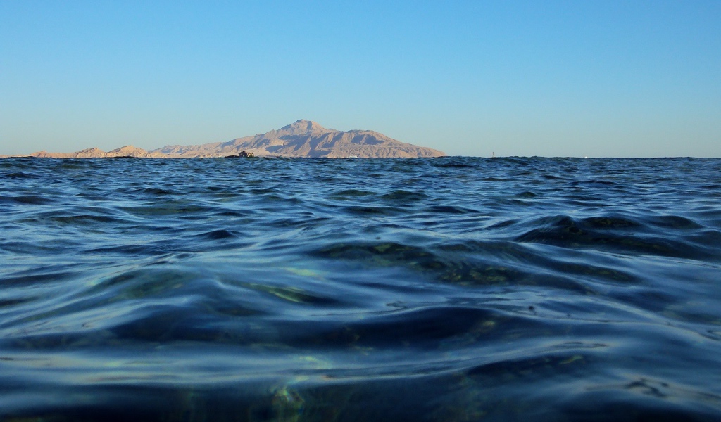 На горизонте земля