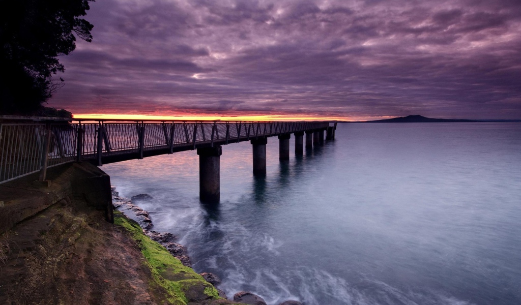Пирс в заливе на бетонных сваях