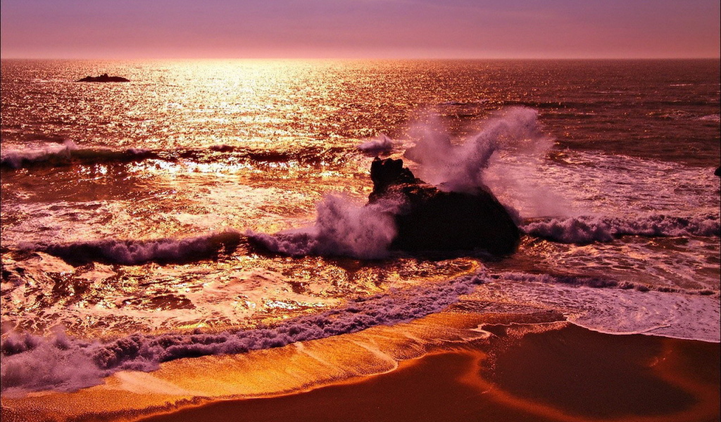 Розовые брызги волн