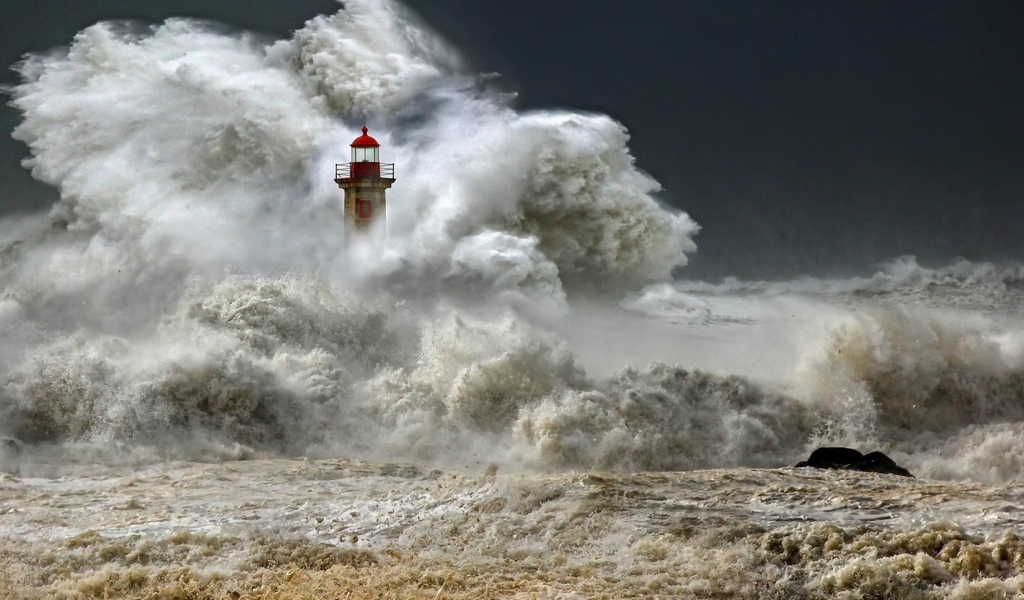 Мощная волна окатила маяк