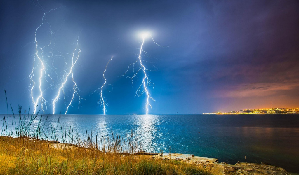 Отражение молний в воде залива
