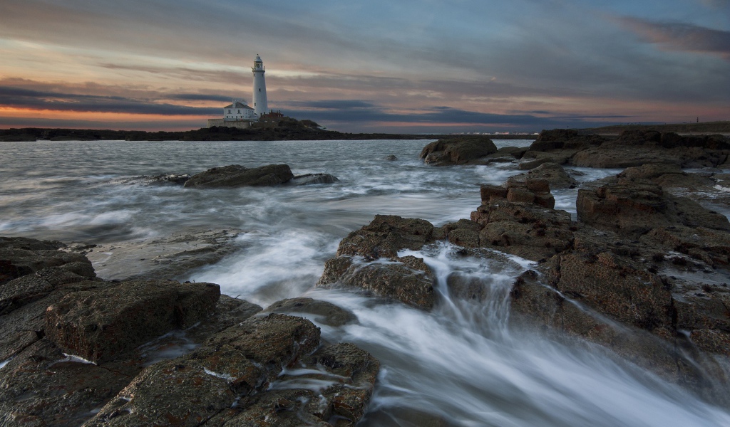 Неспокойное море на фоне маяка