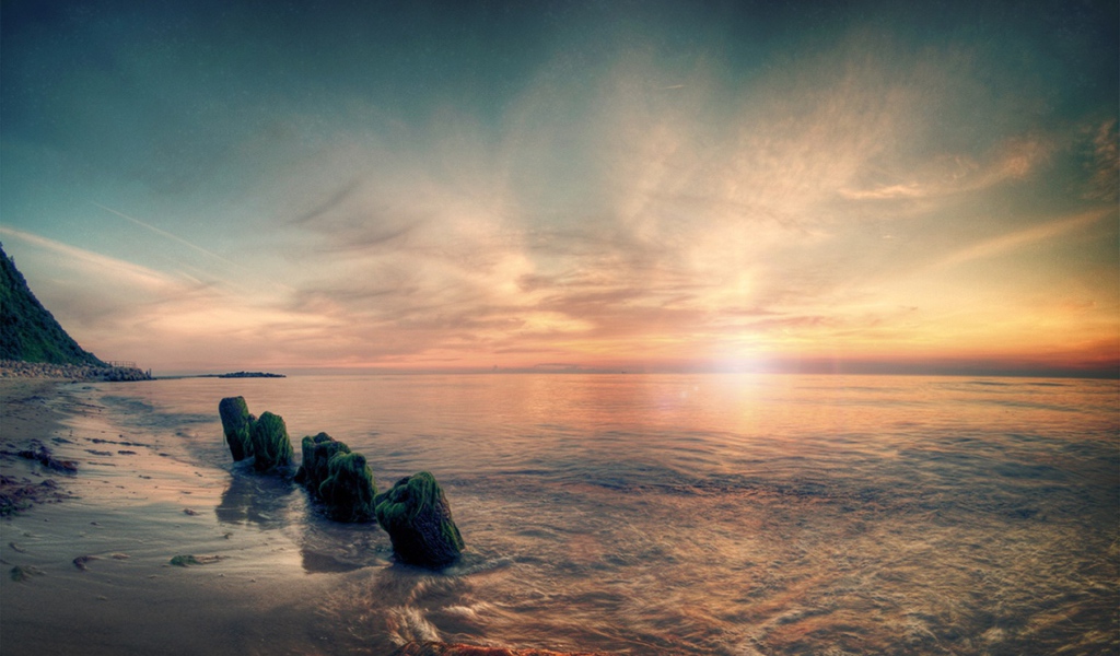 Несколько валунов на берегу моря