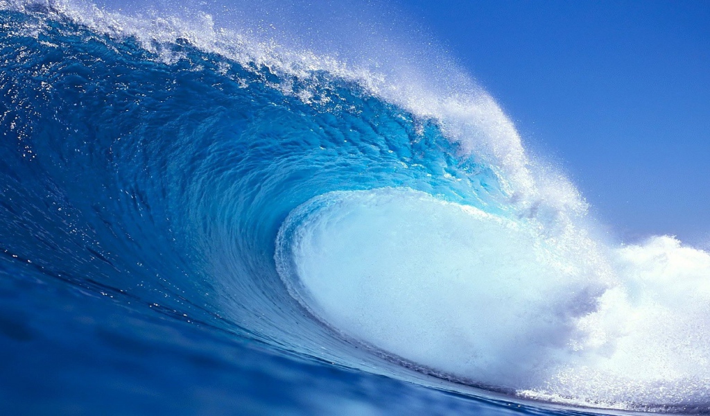 Брызги большой голубой волны