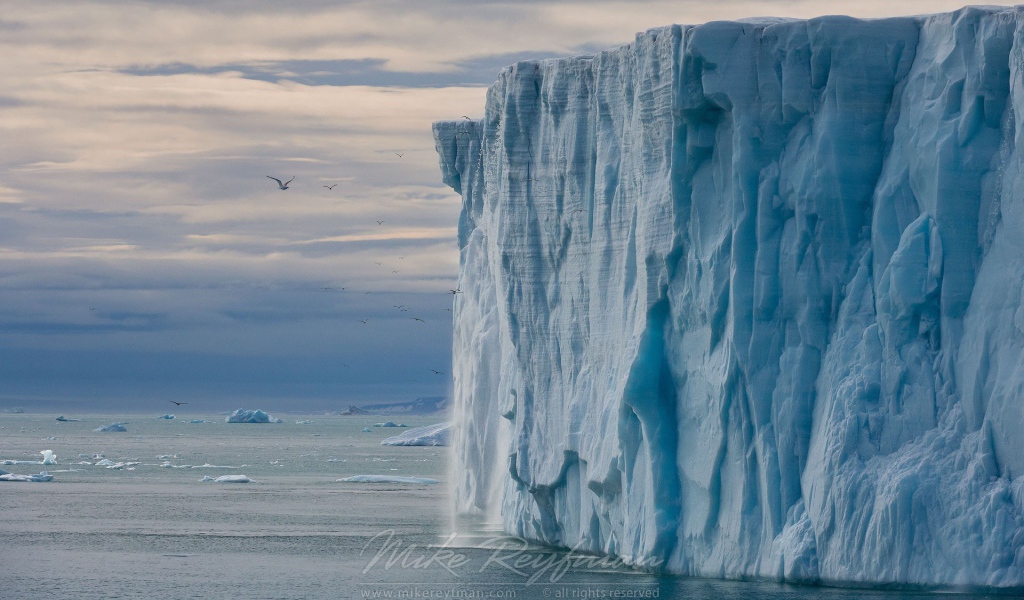 Отвесная стена ледника