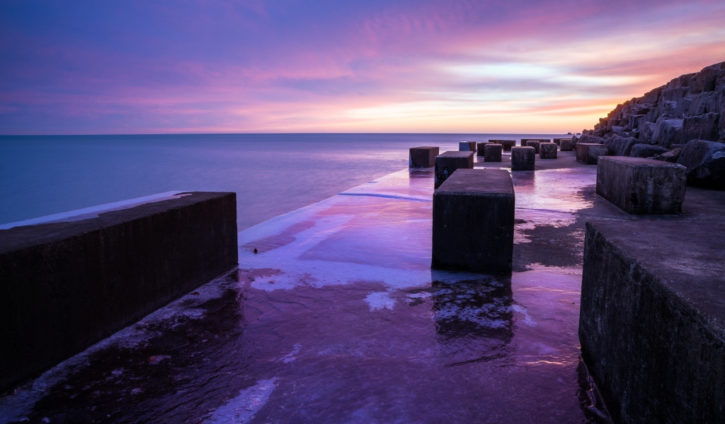 Каменные блоки на набережной