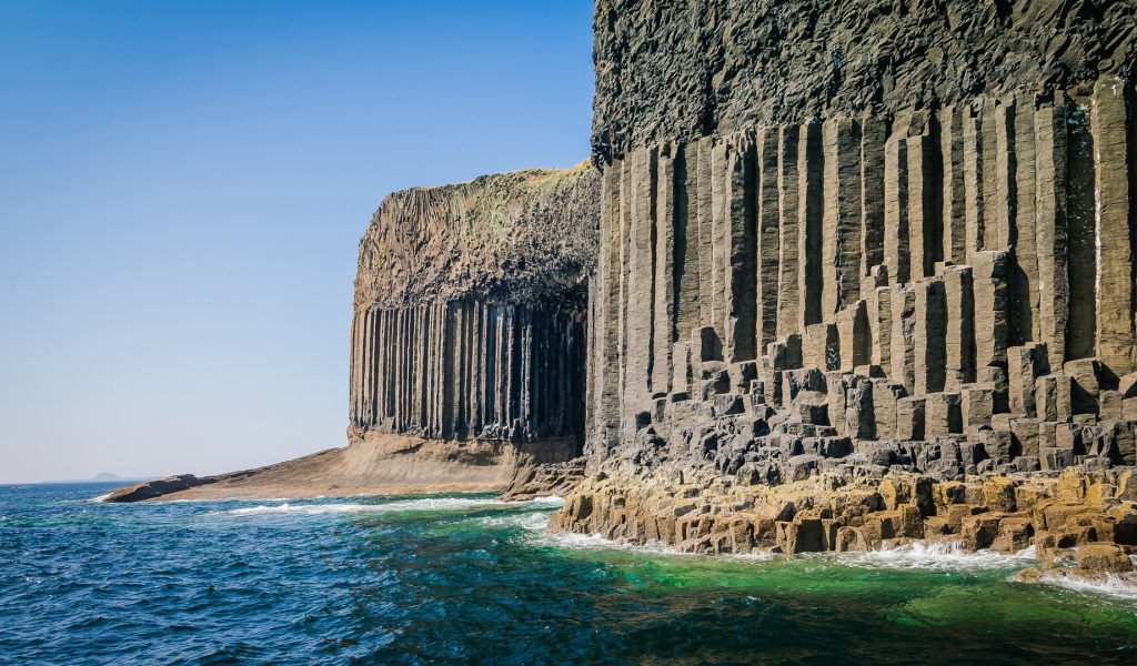 Каменная стена из скал на берегу моря
