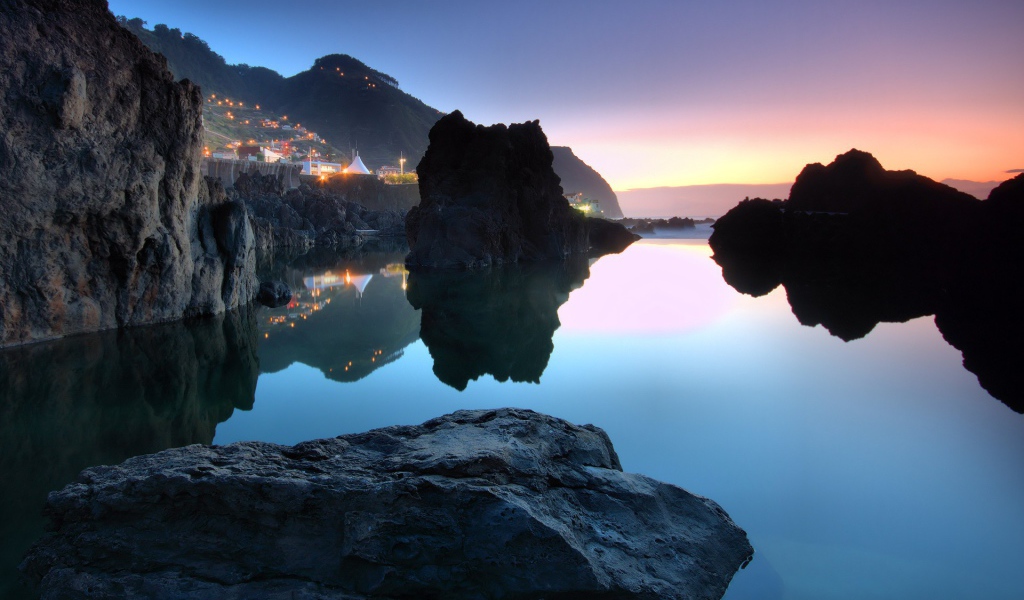 Камни и скалы у берега моря