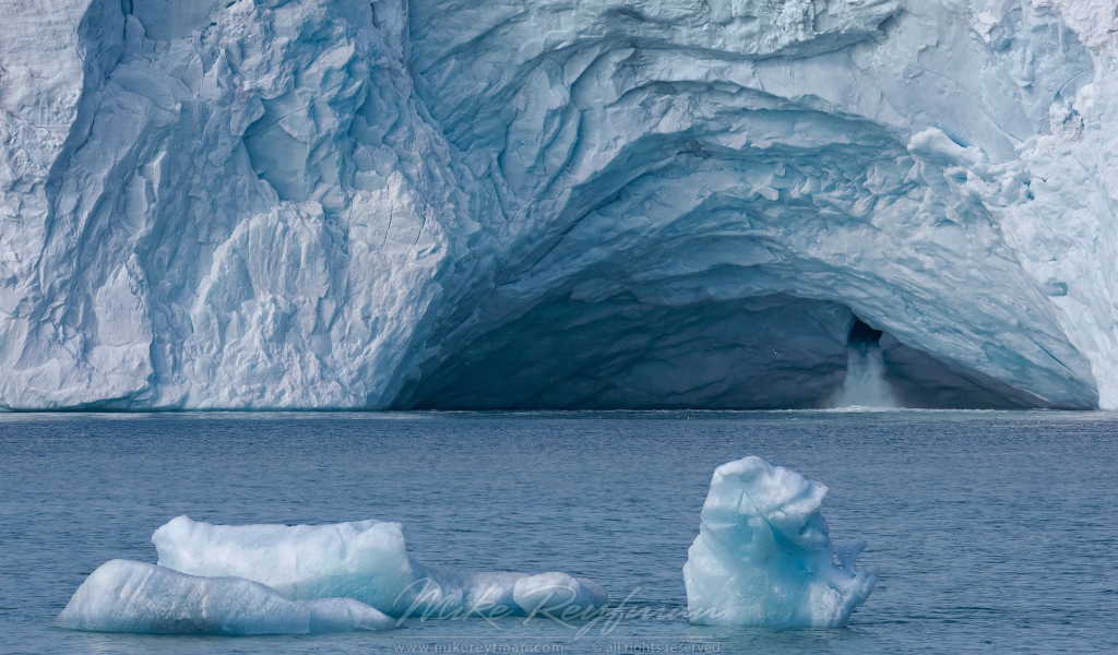 Поток вытекает из ледника в море