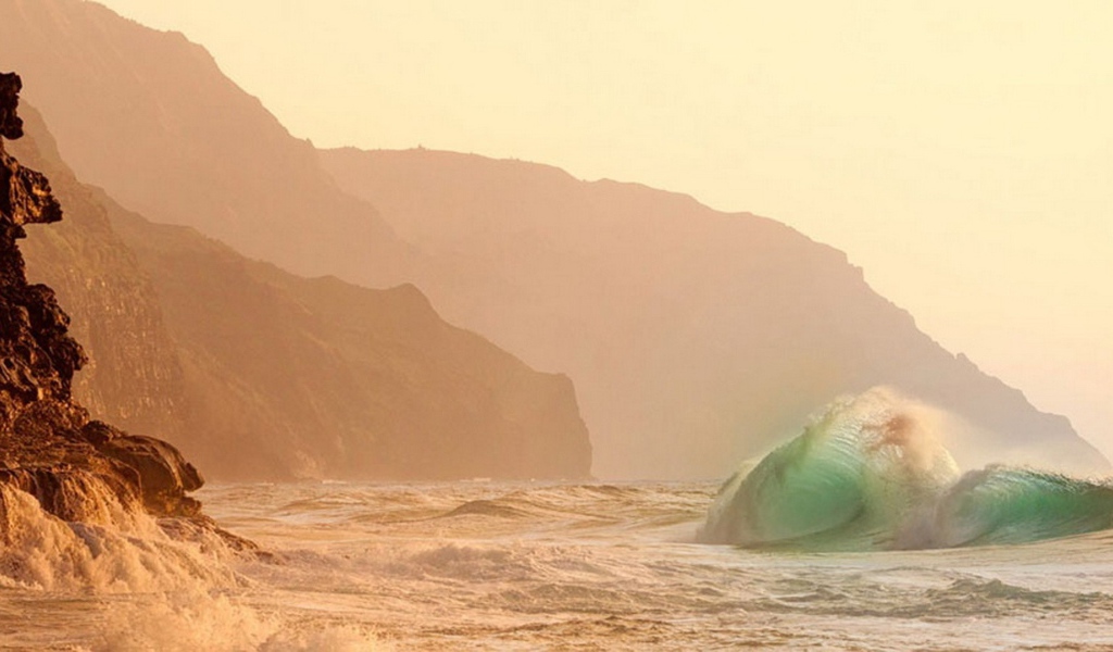 Волны прибоя у скал затерянного острова