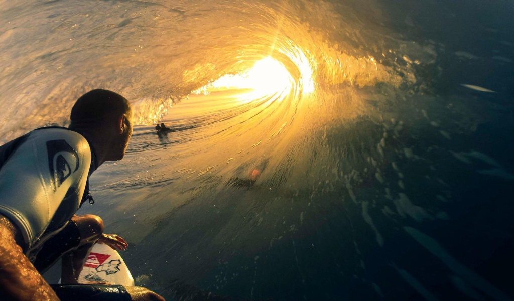 Серфер внутри хорошей волны