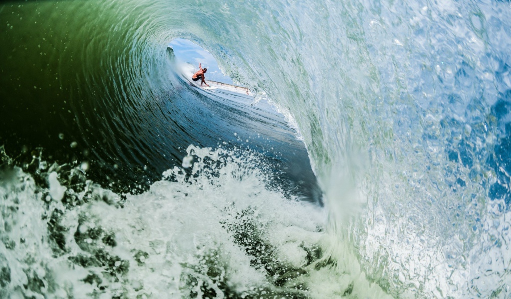 Серфер внутри пенистой волны