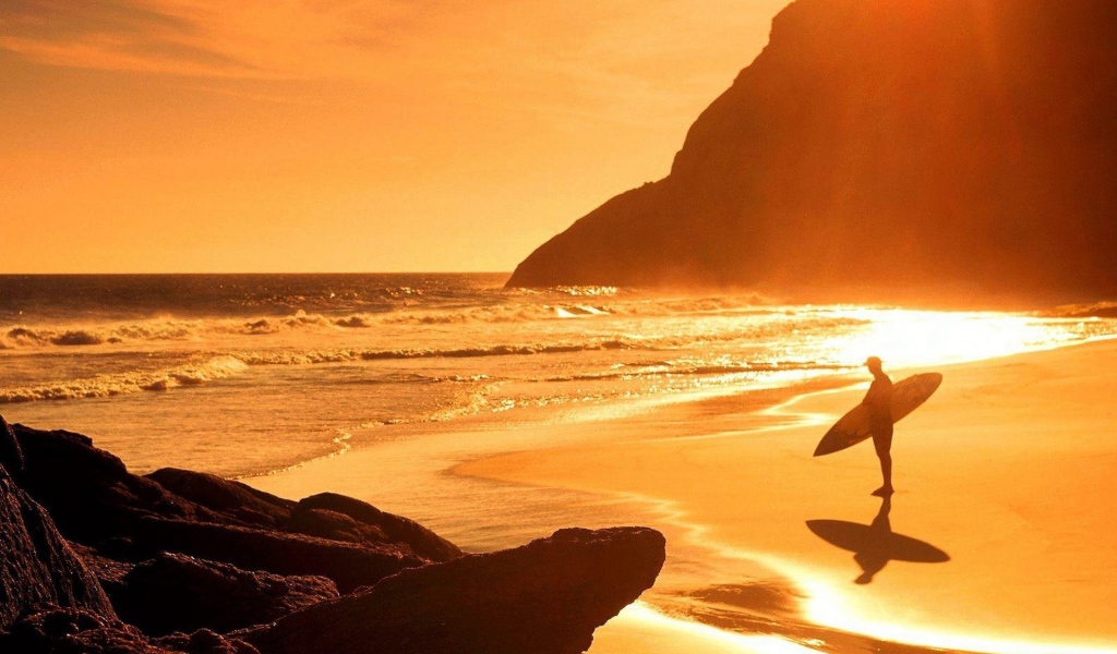 Серфинг под ярким летним солнцем