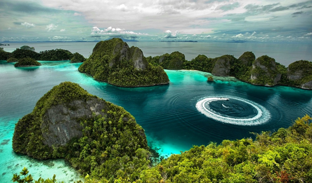 Катер плывет по кругу в заливе