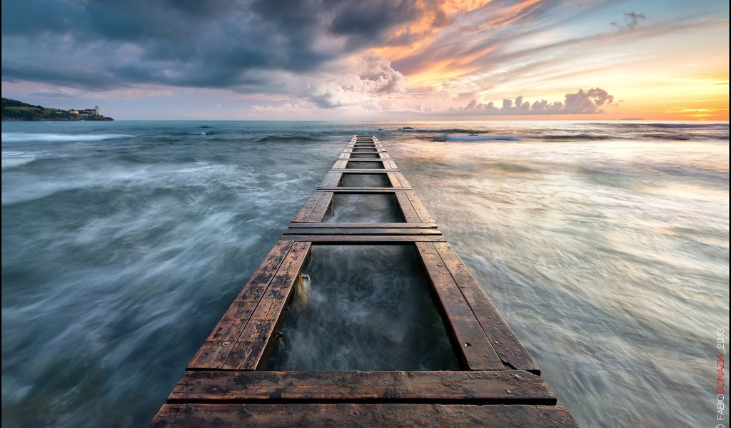 Каркас деревянного причала у моря