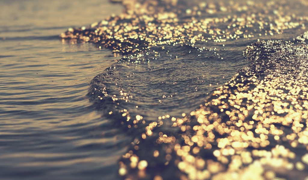 Солнце искрится на волнах