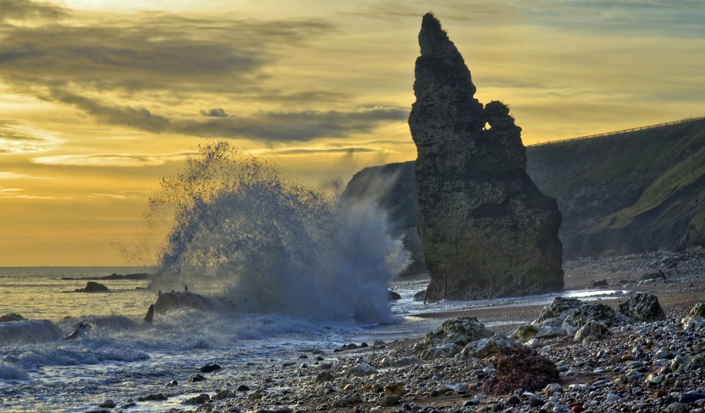 Волна у прибрежной скалы