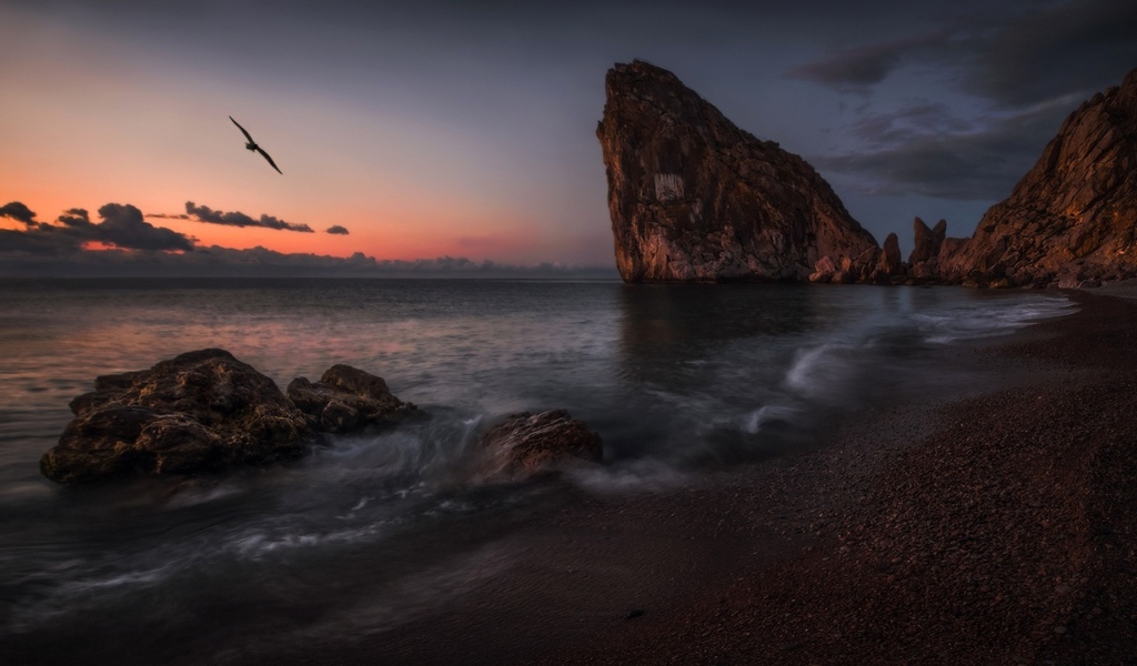 Треугольная скала на берегу моря