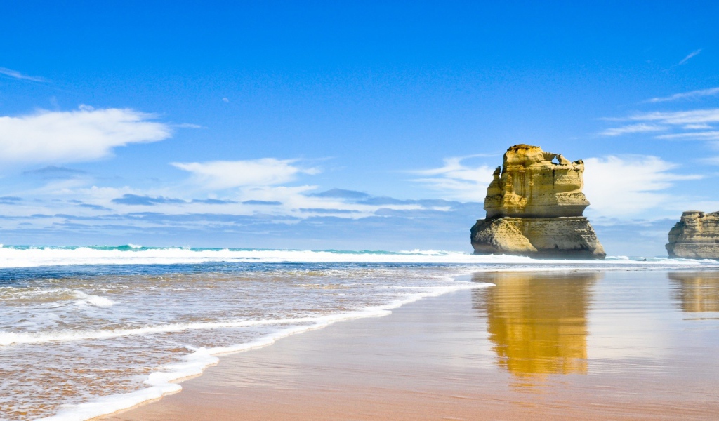 Обточенная ветрами скала на берегу моря
