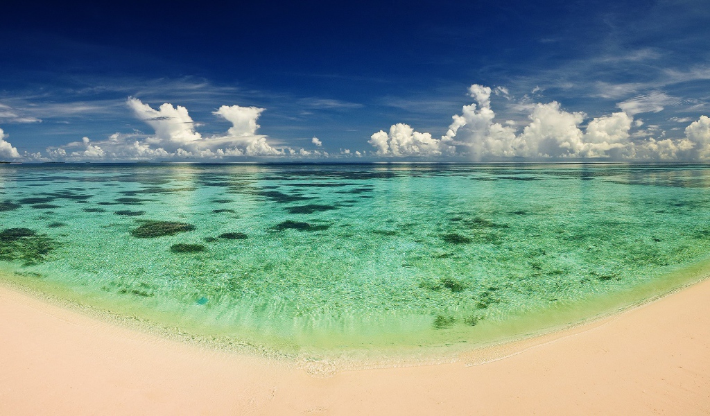 Бирюзовая вода мелководья