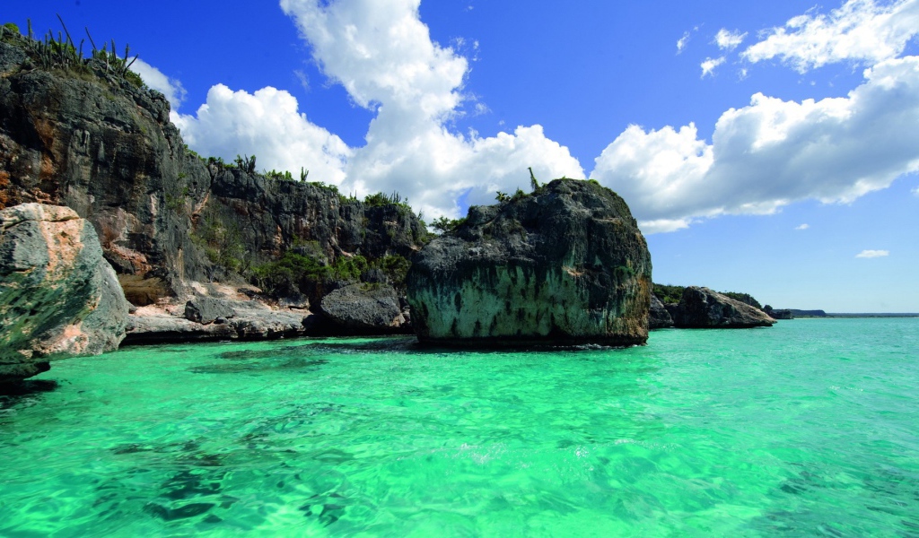 Бирюзовая вода тропического моря